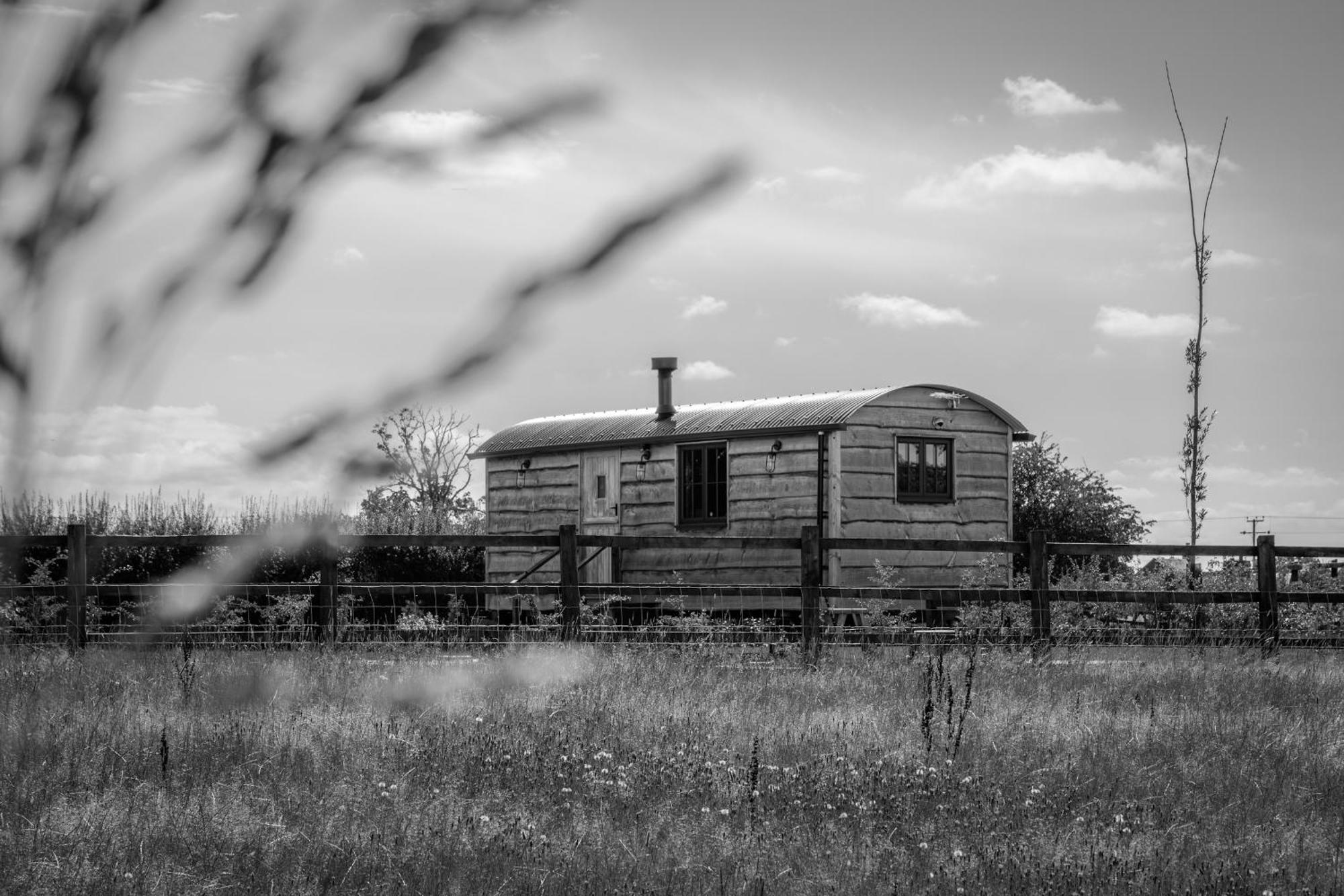 Monkwood Shepherds Hut - Ockeridge Rural Retreats Вустер Екстер'єр фото
